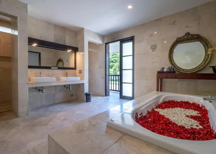 Cometa Luxury By Adam Jyota Management *