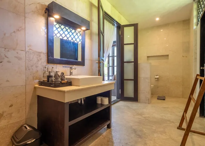 Cometa Luxury By Adam Jyota Management *